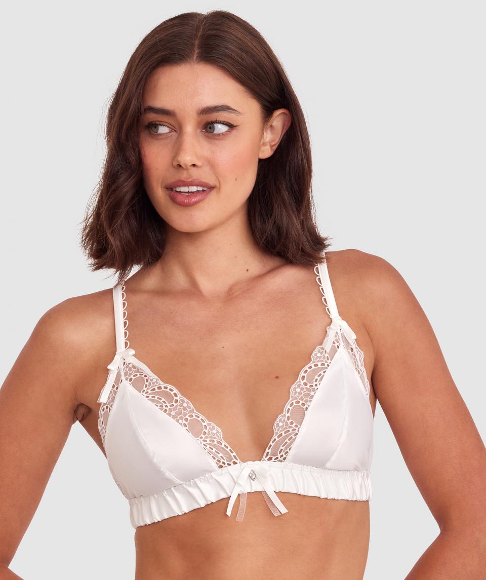 Mia is wearing a 10BC bra and size 10 underwear, with bust 82cm/32.5in, waist 69cm/27in, and hip 91cm/36in. She stands at 171cm/5'7.5in.