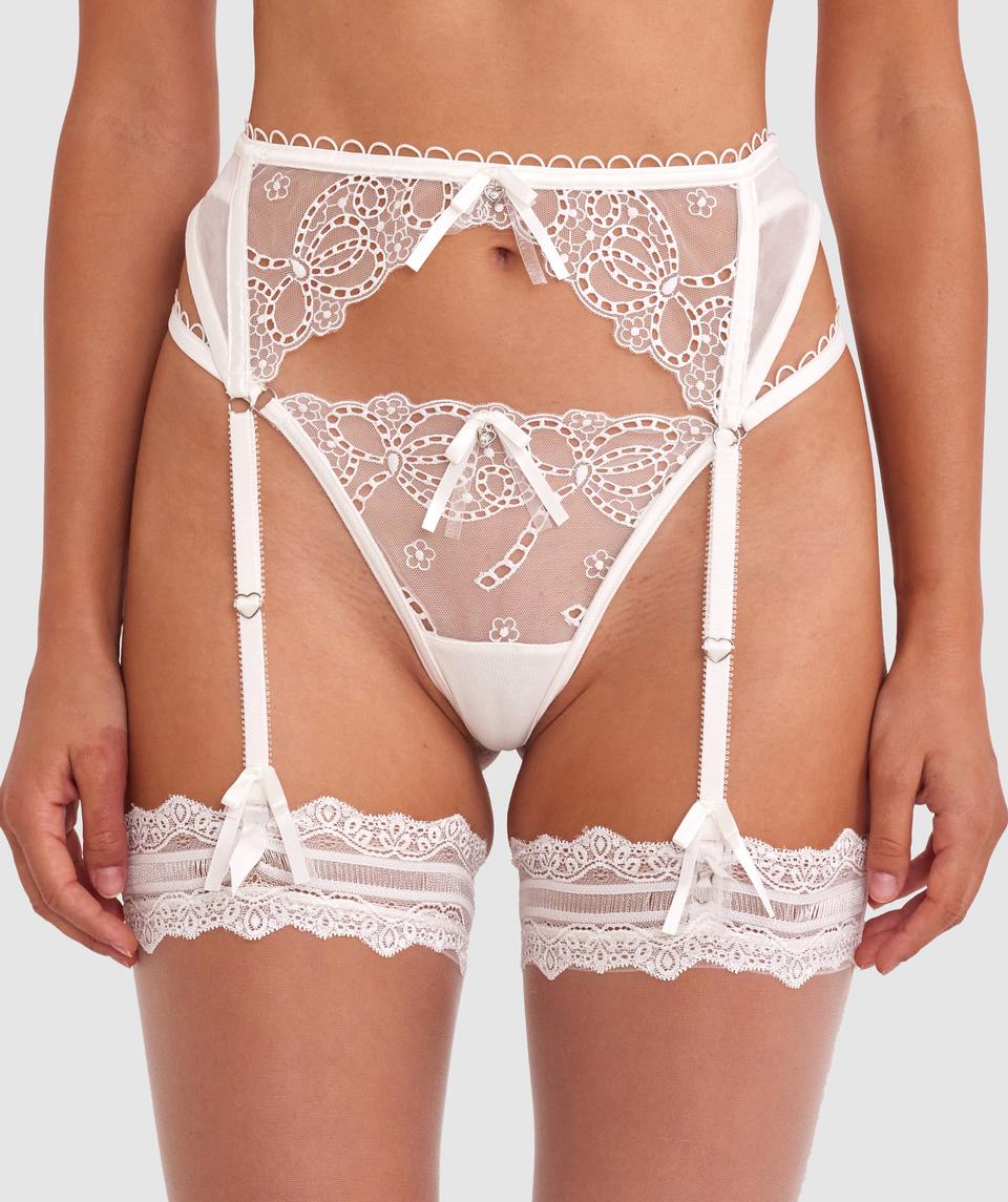 Tamara is wearing a 10B/C top and 10 bottom with bust 82cm waist 64cm and hip 88cm. She stands at 173cm/5'6in.