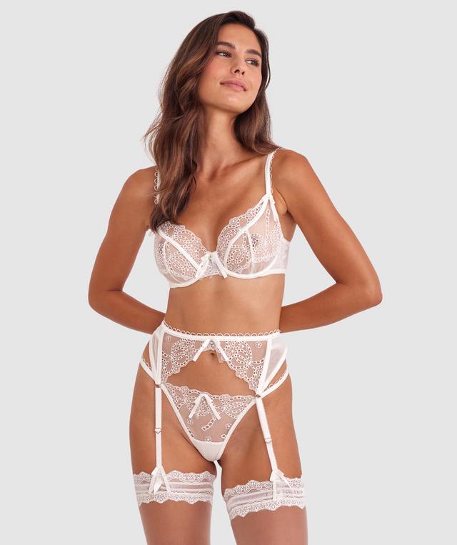 Tamara is wearing a 10B/C top and 10 bottom with bust 82cm waist 64cm and hip 88cm. She stands at 173cm/5'6in.