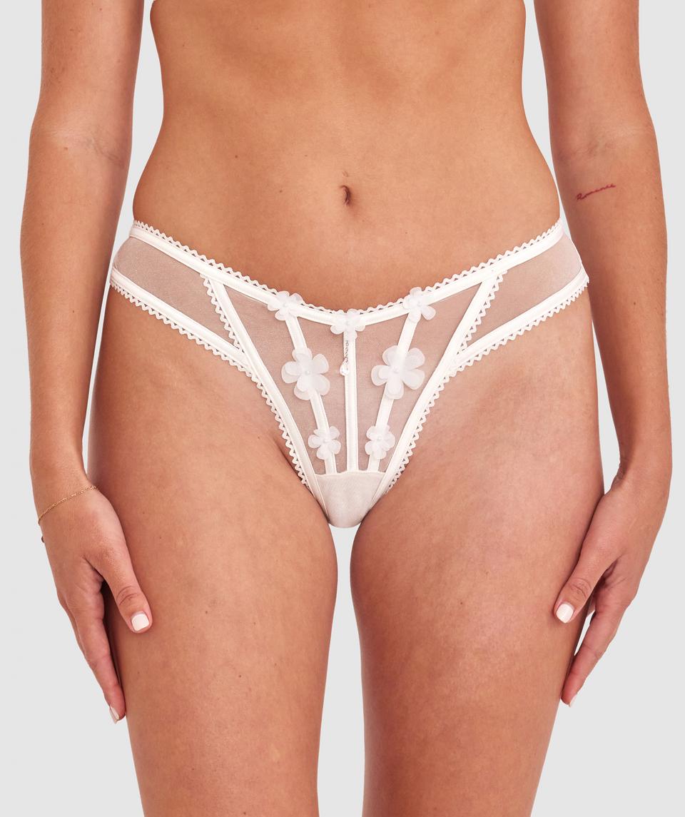 Georgia is wearing a 10BC bra and size 10 underwear, with bust 86cm/34in, waist 69cm/27in, and hip 95cm/37.5in. She stands at 175cm/5'9in.