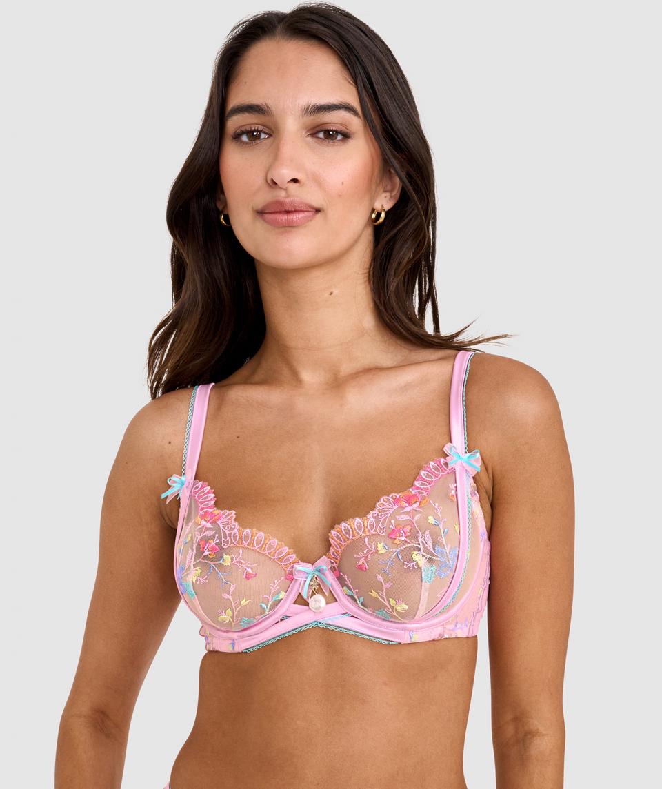Kushi is wearing a 10C/S top and 10/S bottom, with bust 79cm/31in, waist 61cm/24in, and hip 91cm/36in. She stands at 173cm/5'8in.