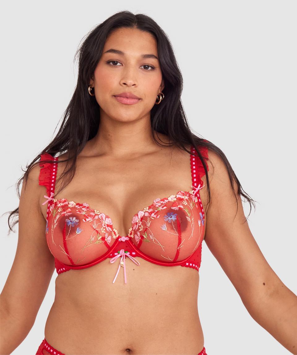 Alejandra is wearing a 12DD bra and size 12 underwear. She stands at 173cm/5'8in, with a 30" waist and 41¾" hips.