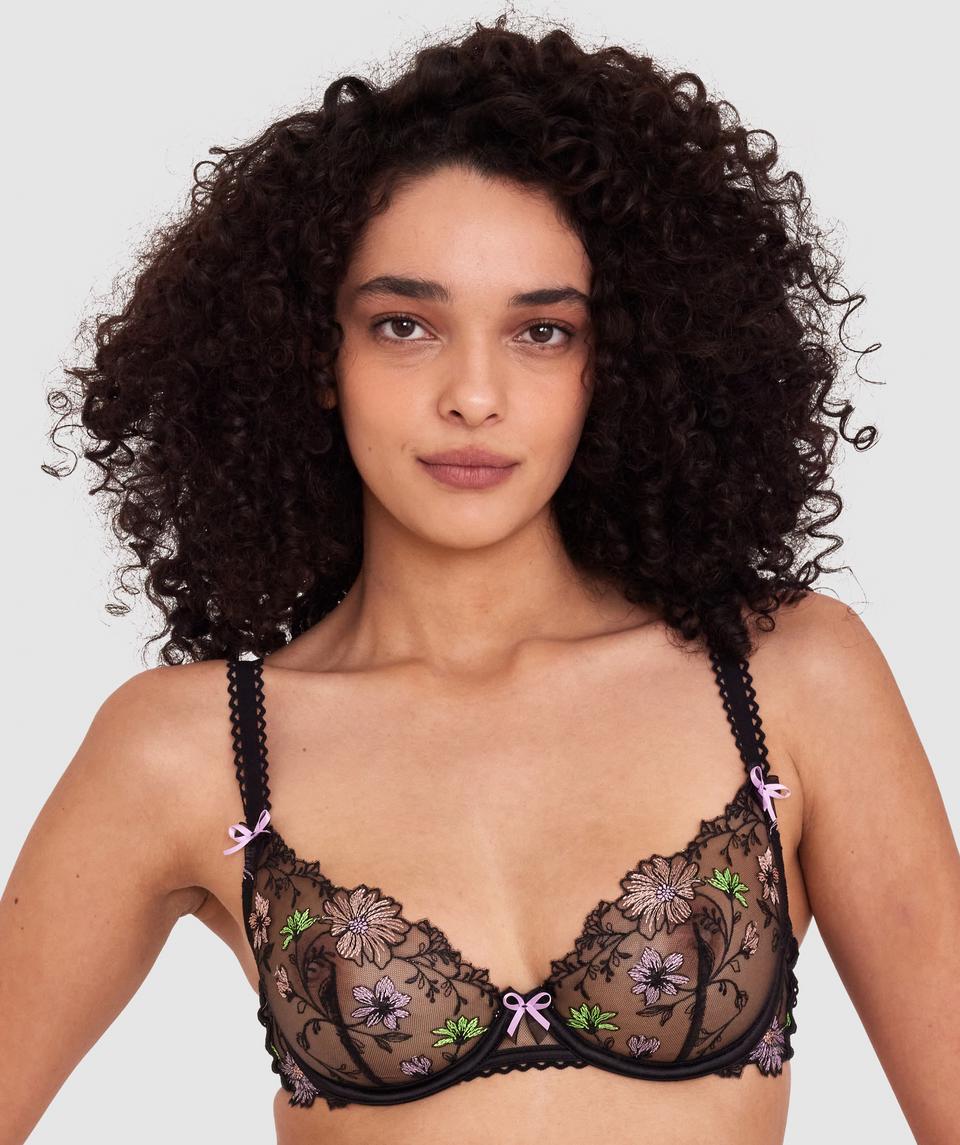 Brooke is wearing a 12DD/M top and 12/M bottom, with bust 99cm/39in, waist 82cm/32.5in, and hip 106cm/42 1/2in. She stands at 175cm/5'8in.