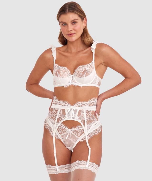 Olivia is wearing a 10B/C top and 10 bottom with bust 81cm/32in waist 65cm/25 1/2in and hip 99cm/39in. She stands at 177cm/5'9in.
