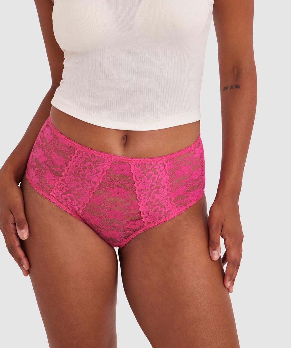Sarah K is wearing a 16DD bra and 16 underwear, with bust 114cm/45in, waist 90cm/35.5in, and hip 127cm/50in. She stands at 170cm/5'7in.