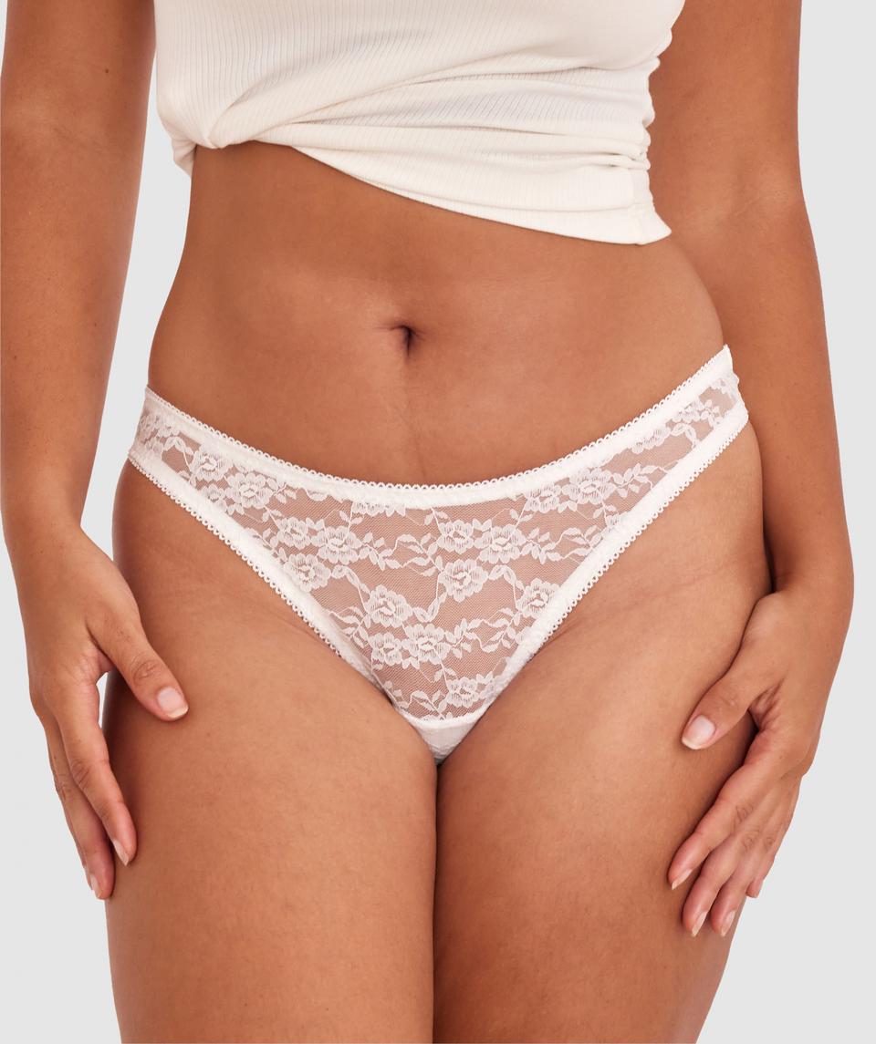 Zara is wearing a 12DD top and 12 bottom, with bust 89cm/35in, waist 71cm/28in, and hip 102cm/40in. She stands at 180cm/5'11in.