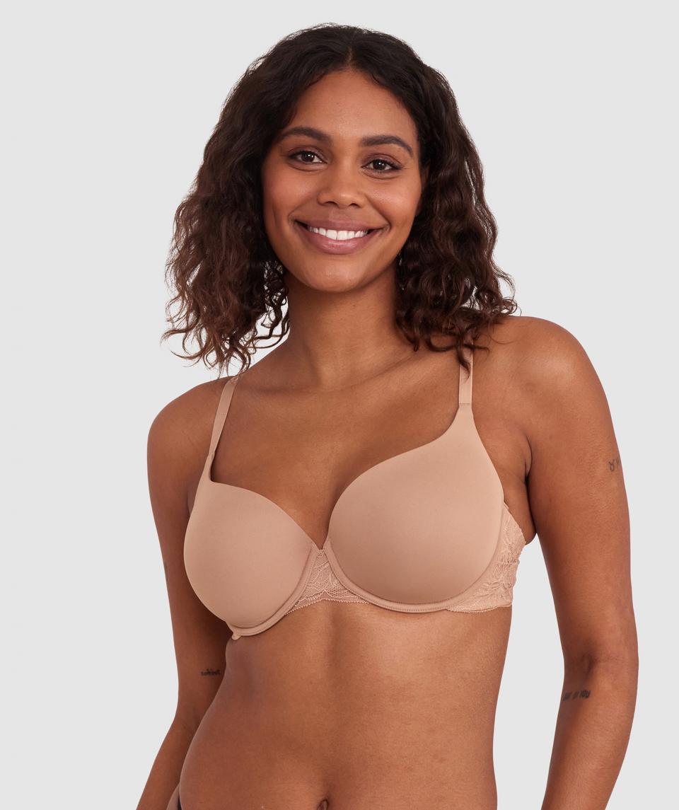 Domino is wearing a 12DD bra and 12 underwear, with bust 90cm/35.5in, waist 75cm/29.5in, and hip 98cm/38.5in. She stands at 180cm/5'11in.
