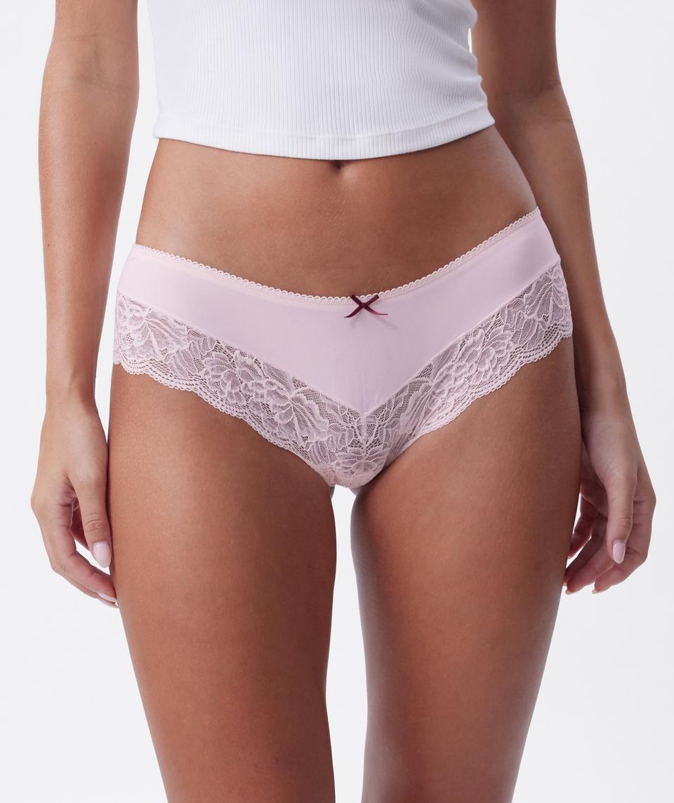 Jayde is wearing a 10DD bra and 10 underwear, with bust 86cm/34in, waist 70cm/27.5in, and hip 99cm/39in. She stands at 181cm/5'11in.