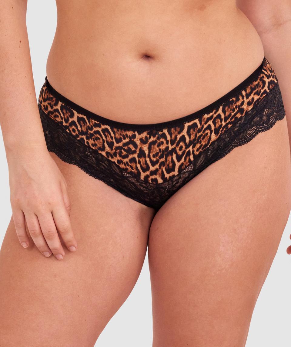 Jasmine is wearing a 12DD bra and size 12 underwear, with bust 96cm/38in, waist 77cm/30.5in, and hip 111cm/43.5in. She stands at 175cm/5'9in.