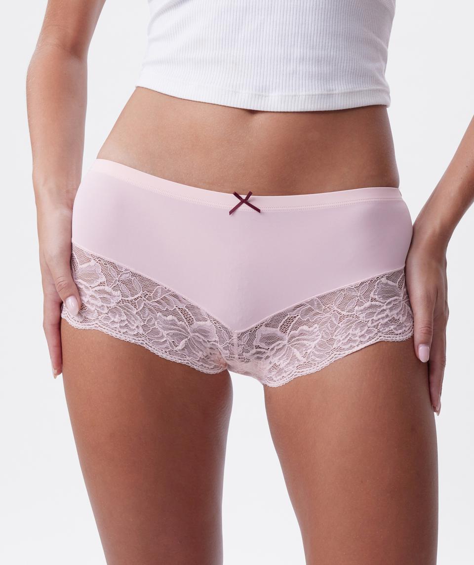 Jayde is wearing a 10DD bra and 10 underwear, with bust 86cm/34in, waist 70cm/27.5in, and hip 99cm/39in. She stands at 181cm/5'11in.