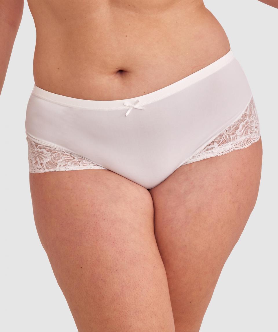 Jesikah is wearing a 16DD/XL top and 16/XL bottom, with bust 97cm/38in, waist 82cm/32in, and hip 111cm/44in. She stands at 173cm/5'8in.