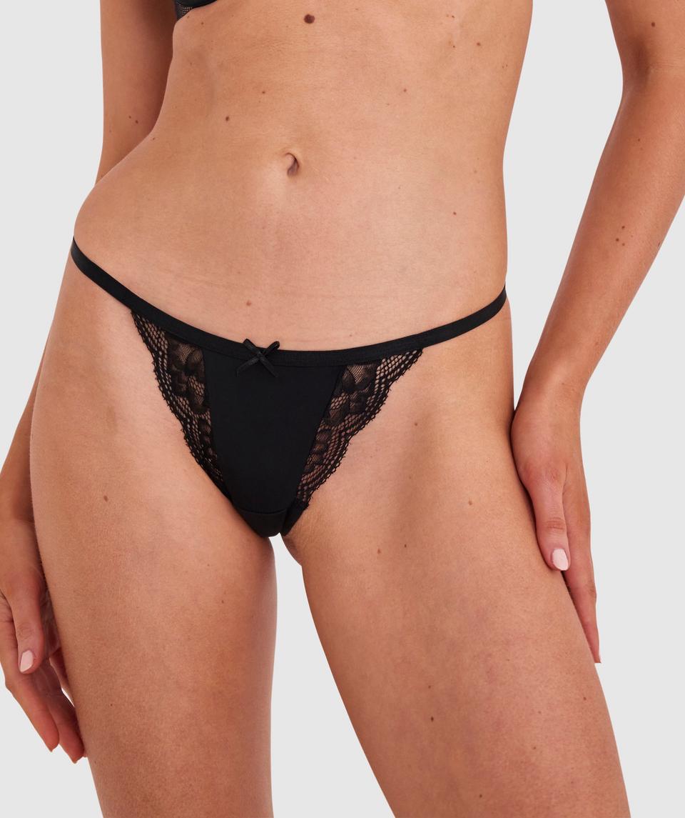Phoebe is wearing a 10C/S top and 10/S bottom, with bust 83cm/33in, waist 62cm/24 1/2in, and hip 89cm/35in. She stands at 178cm/5'10in.