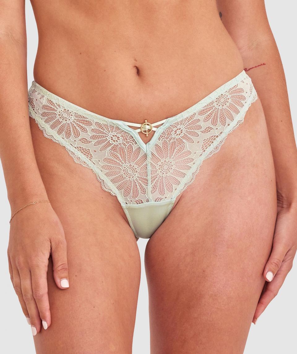 Georgia is wearing a 10BC bra and size 10 underwear, with bust 86cm/34in, waist 69cm/27in, and hip 95cm/37.5in. She stands at 175cm/5'9in.