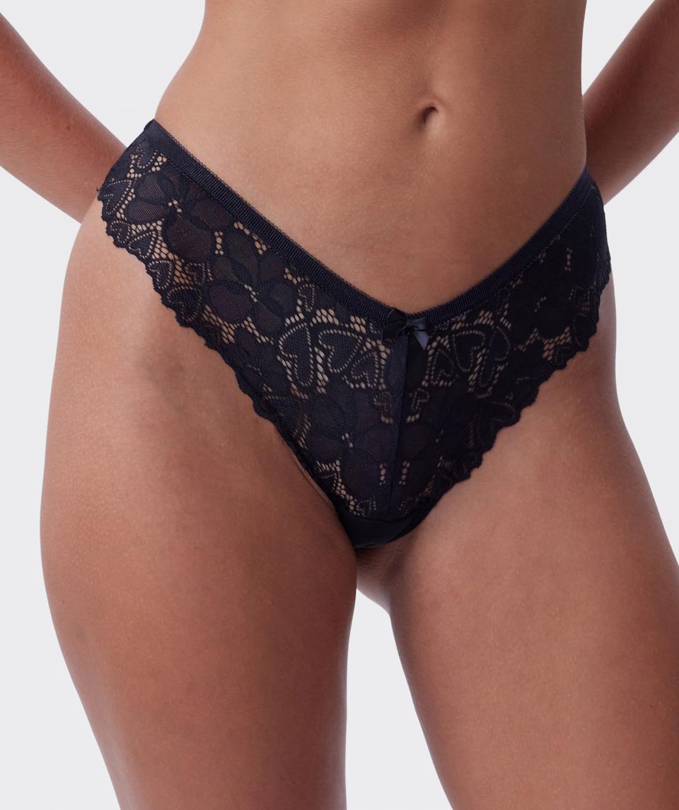 Jayde is wearing a 10DD bra and 10 underwear, with bust 86cm/34in, waist 70cm/27.5in, and hip 99cm/39in. She stands at 181cm/5'11in.