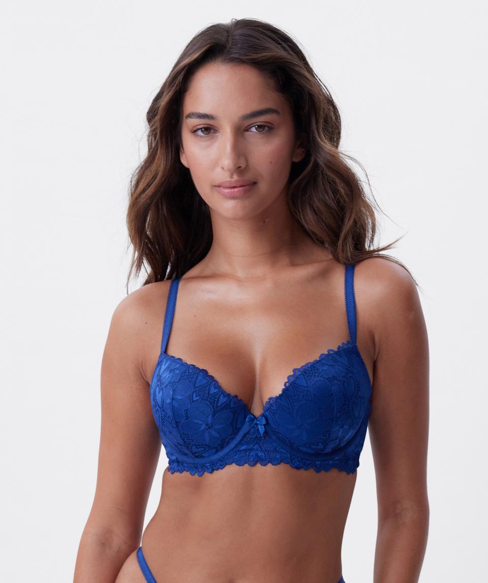 Kushi is wearing a 10C/S top and 10/S bottom, with bust 79cm/31in, waist 61cm/24in, and hip 91cm/36in. She stands at 173cm/5'8in.