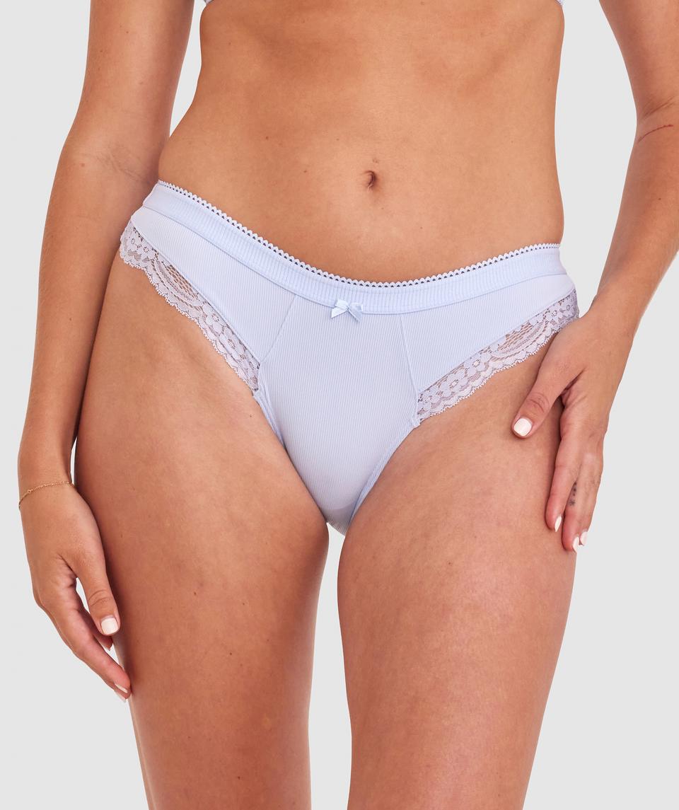 Georgia is wearing a 10BC bra and size 10 underwear, with bust 86cm/34in, waist 69cm/27in, and hip 95cm/37.5in. She stands at 175cm/5'9in.
