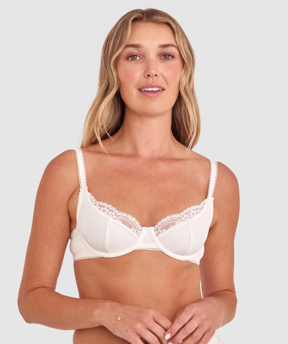 Georgia is wearing a 10BC bra and size 10 underwear, with bust 86cm/34in, waist 69cm/27in, and hip 95cm/37.5in. She stands at 175cm/5'9in.