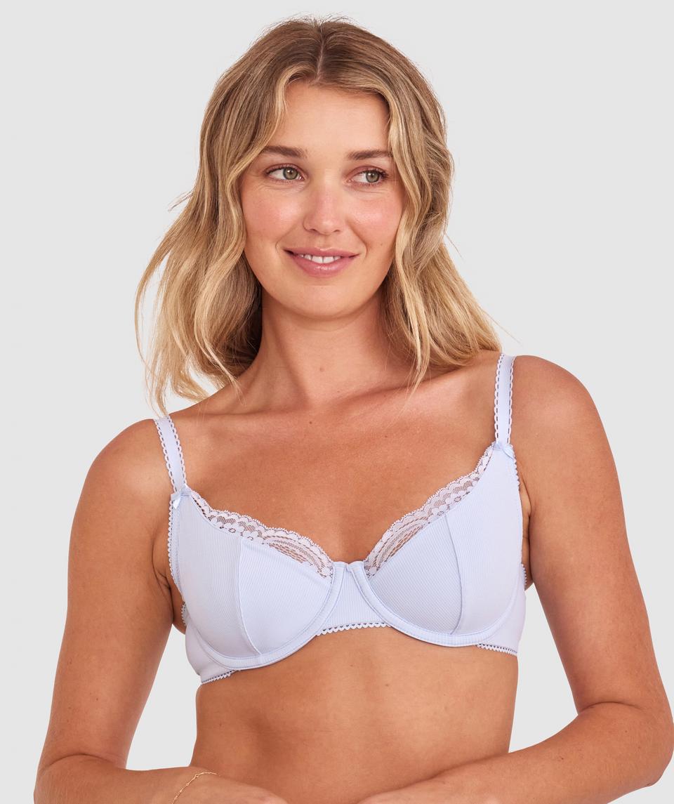 Georgia is wearing a 10BC bra and size 10 underwear, with bust 86cm/34in, waist 69cm/27in, and hip 95cm/37.5in. She stands at 175cm/5'9in.