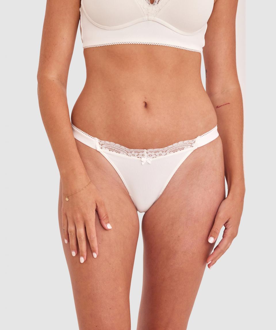 Georgia is wearing a 10BC bra and size 10 underwear, with bust 86cm/34in, waist 69cm/27in, and hip 95cm/37.5in. She stands at 175cm/5'9in.