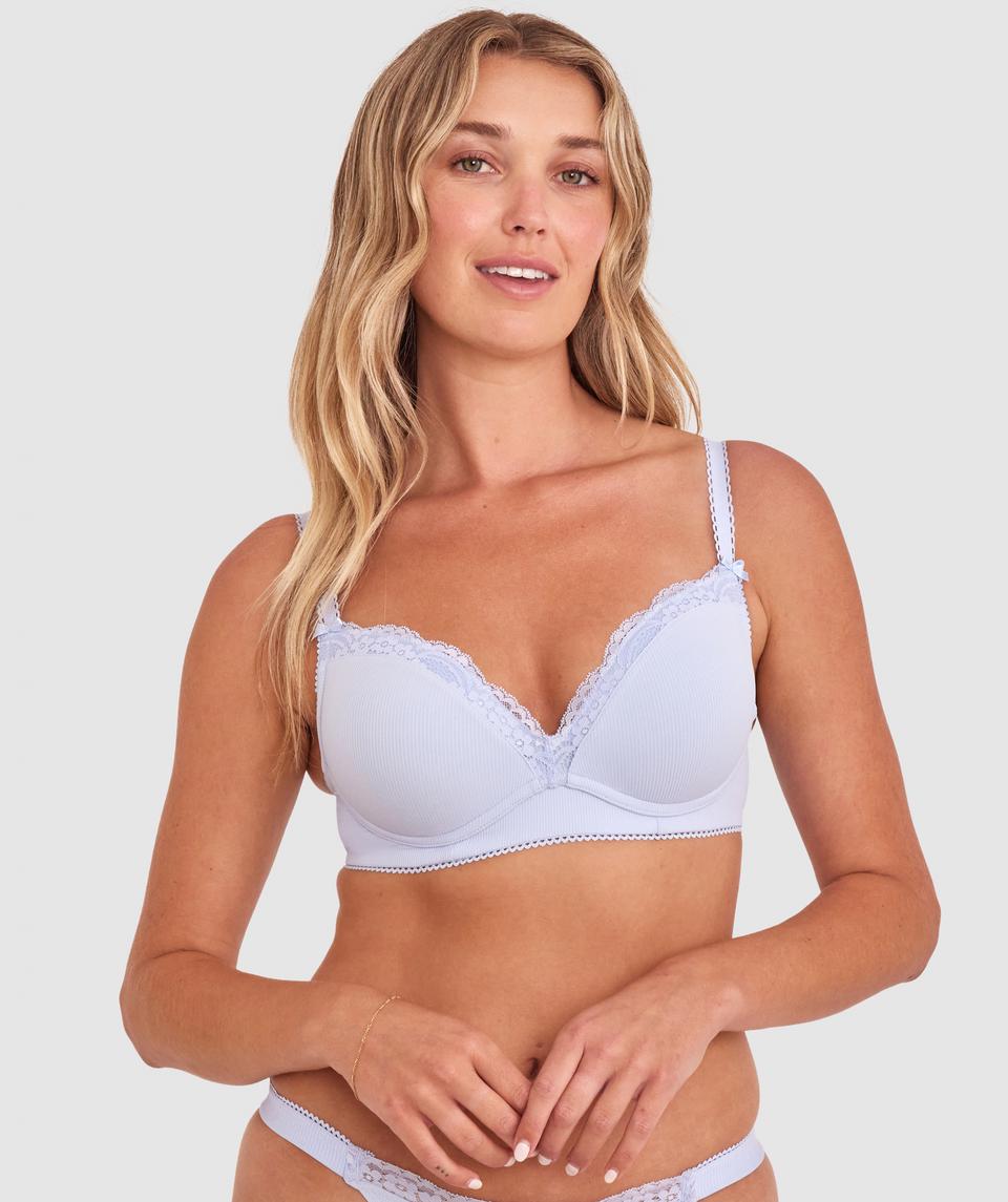 Georgia is wearing a 10BC bra and size 10 underwear, with bust 86cm/34in, waist 69cm/27in, and hip 95cm/37.5in. She stands at 175cm/5'9in.