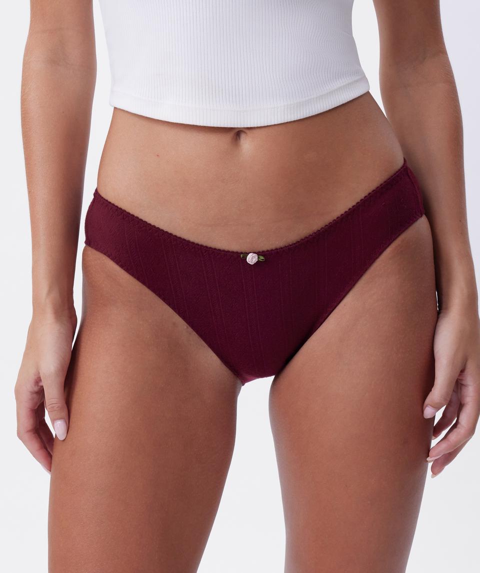 Jayde is wearing a 10DD bra and 10 underwear, with bust 86cm/34in, waist 70cm/27.5in, and hip 99cm/39in. She stands at 181cm/5'11in.