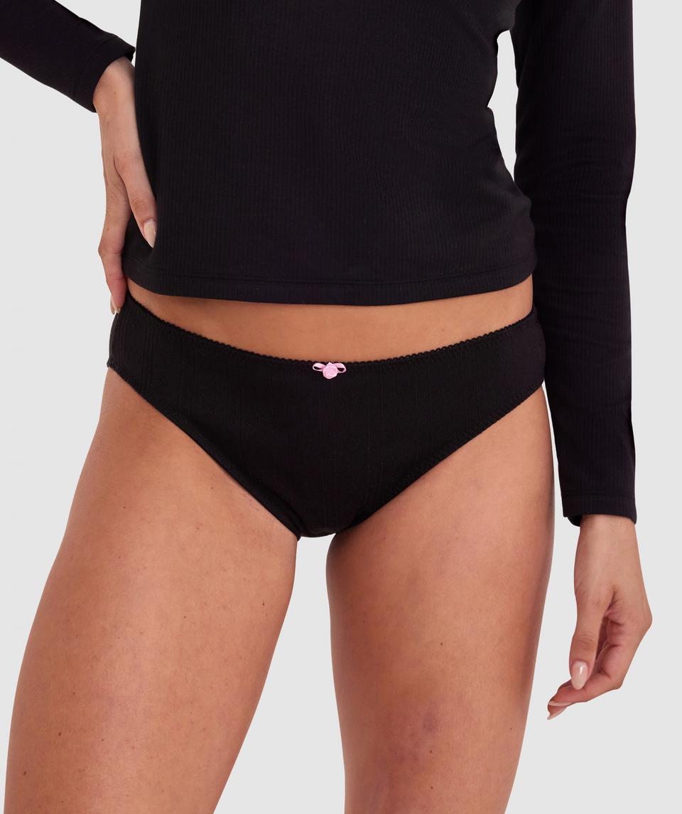 Charlie is wearing a 10B/C top and 10 bottom, with bust 90cm/35 1/2in, waist 66cm/26in, and hip 96cm/38in. She stands at 178cm/5'10in.