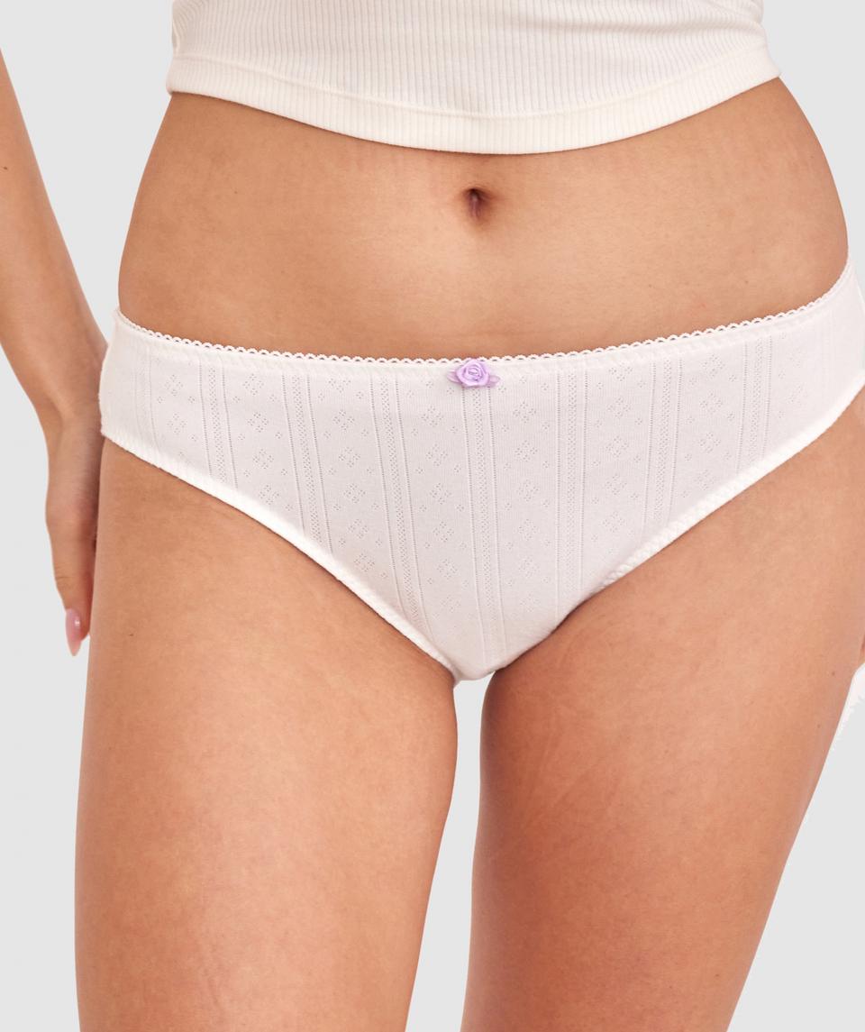 Farida is wearing a 10BC/S top and 10/S bottom, with bust 84cm/33in, waist 66cm/26in, and hip 91cm/36in. She stands at 173cm/5'8in.