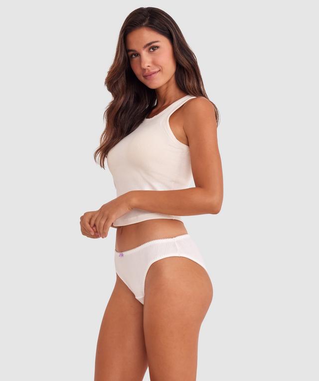 Tamara is wearing a 10B/C top and 10 bottom with bust 82cm waist 64cm and hip 88cm. She stands at 173cm/5'6in.