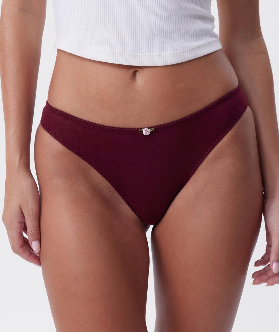 Jayde is wearing a 10DD bra and 10 underwear, with bust 86cm/34in, waist 70cm/27.5in, and hip 99cm/39in. She stands at 181cm/5'11in.