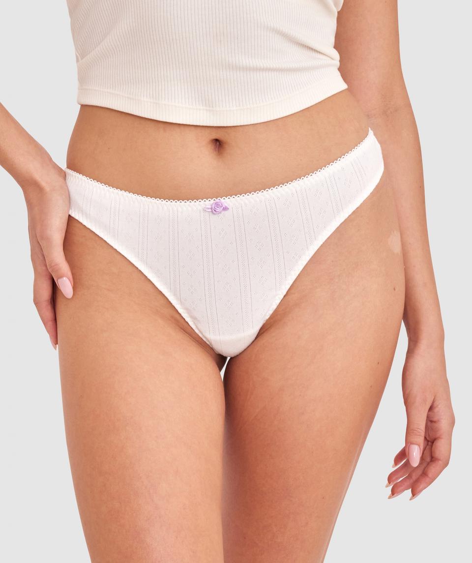 Farida is wearing a 10BC/S top and 10/S bottom, with bust 84cm/33in, waist 66cm/26in, and hip 91cm/36in. She stands at 173cm/5'8in.