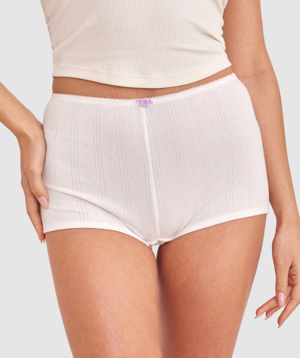 Farida is wearing a 10BC/S top and 10/S bottom, with bust 84cm/33in, waist 66cm/26in, and hip 91cm/36in. She stands at 173cm/5'8in.