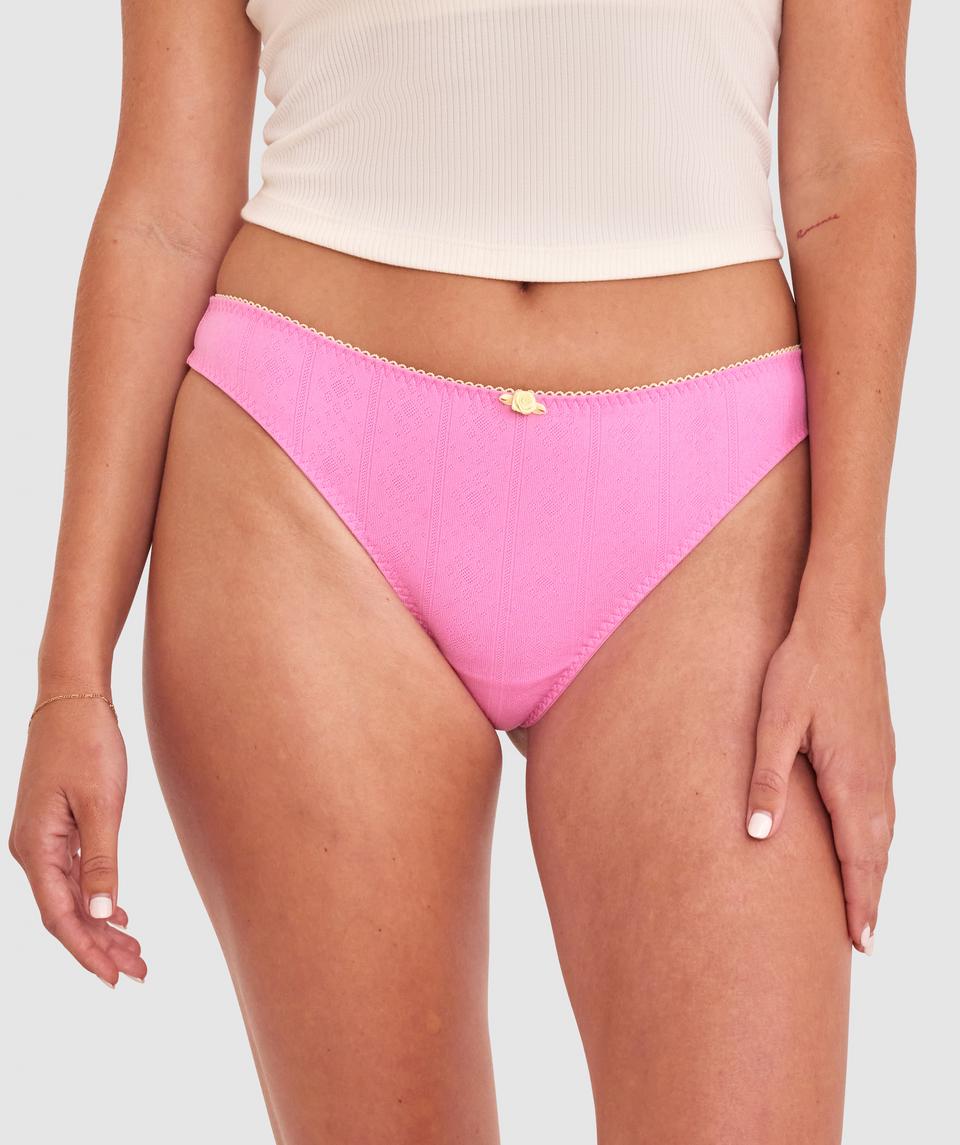 Georgia is wearing a 10BC bra and size 10 underwear, with bust 86cm/34in, waist 69cm/27in, and hip 95cm/37.5in. She stands at 175cm/5'9in.