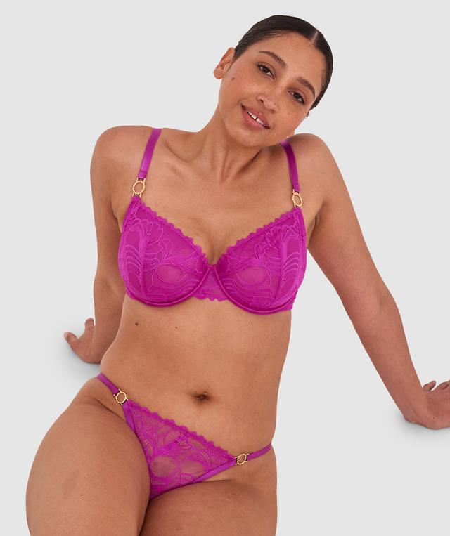 Terri-Leigh wears a size 12DD and size 12 underwear. She is a size 12 Is 177cm tall with a 98cm bust and 79cm waist and 79cm hips.