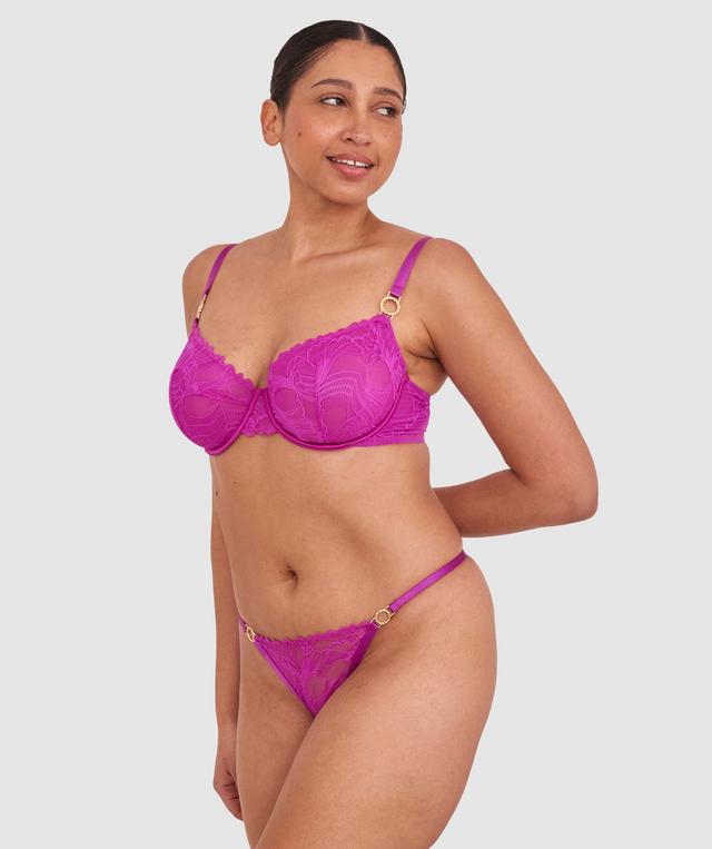 Terri-Leigh wears a size 12DD and size 12 underwear. She is a size 12 Is 177cm tall with a 98cm bust and 79cm waist and 79cm hips.