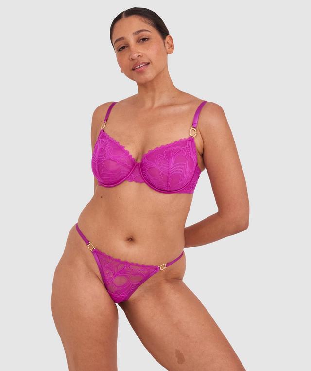 Terri-Leigh wears a size 12DD and size 12 underwear. She is a size 12 Is 177cm tall with a 98cm bust and 79cm waist and 79cm hips.