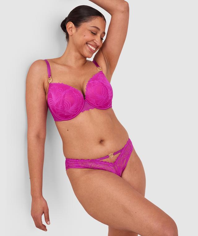 Terri-Leigh wears a size 12DD and size 12 underwear. She is a size 12 Is 177cm tall with a 98cm bust and 79cm waist and 79cm hips.