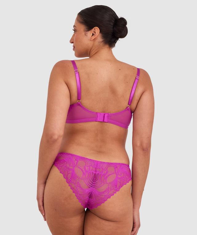 Terri-Leigh wears a size 12DD and size 12 underwear. She is a size 12 Is 177cm tall with a 98cm bust and 79cm waist and 79cm hips.