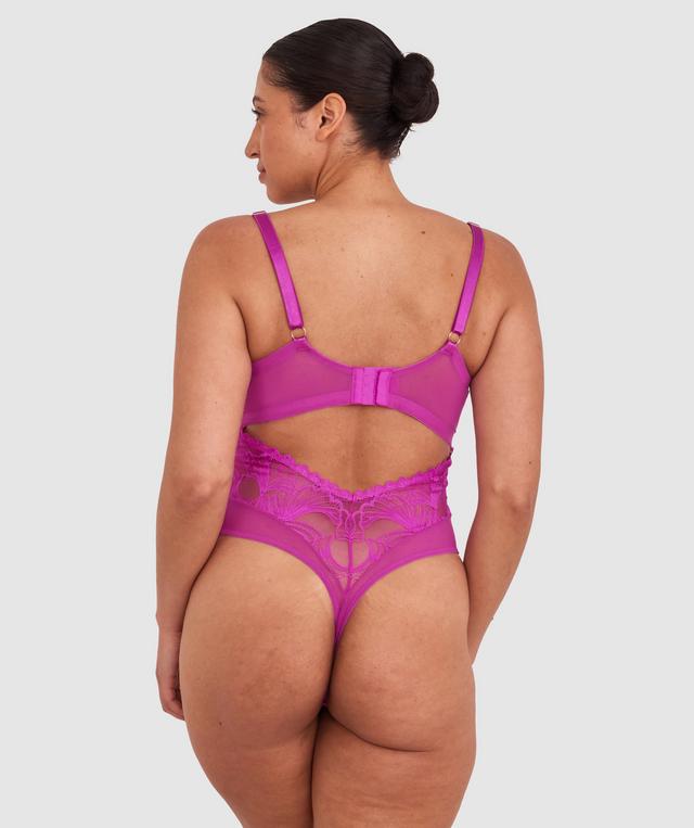 Terri-Leigh wears a size 12DD and size 12 underwear. She is a size 12 Is 177cm tall with a 98cm bust and 79cm waist and 79cm hips.