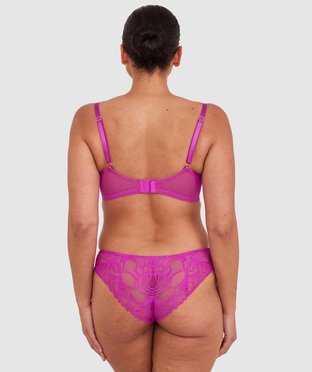 Terri-Leigh wears a size 12DD and size 12 underwear. She is a size 12 Is 177cm tall with a 98cm bust and 79cm waist and 79cm hips.