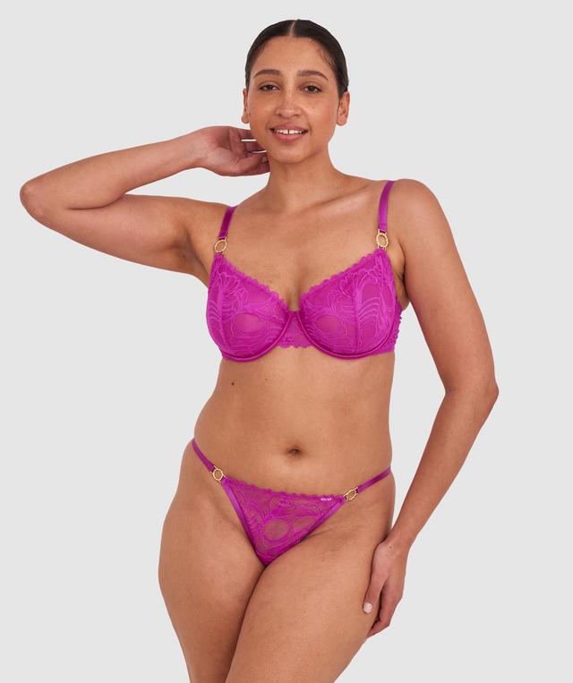 Terri-Leigh wears a size 12DD and size 12 underwear. She is a size 12 Is 177cm tall with a 98cm bust and 79cm waist and 79cm hips.