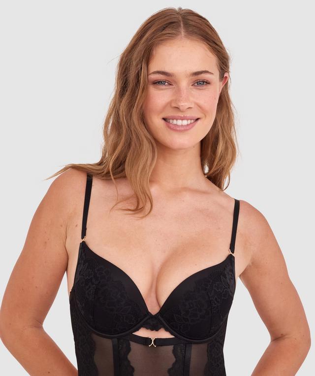 Sianie wears a size 10 B/C bra and size 10 underwear. She is 175cm tall and has measurements of 85cm bust a 66cm waist and 93cm hips.