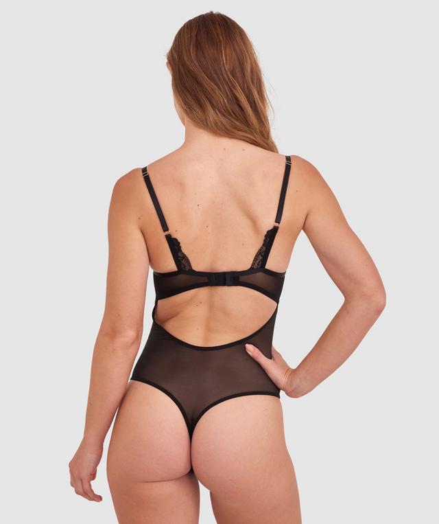 Sianie wears a size 10 B/C bra and size 10 underwear. She is 175cm tall and has measurements of 85cm bust a 66cm waist and 93cm hips.