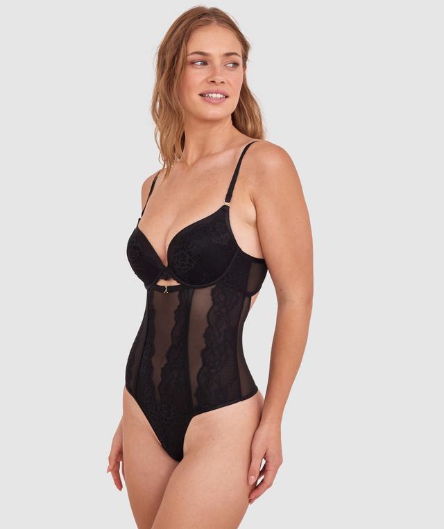 Sianie wears a size 10 B/C bra and size 10 underwear. She is 175cm tall and has measurements of 85cm bust a 66cm waist and 93cm hips.