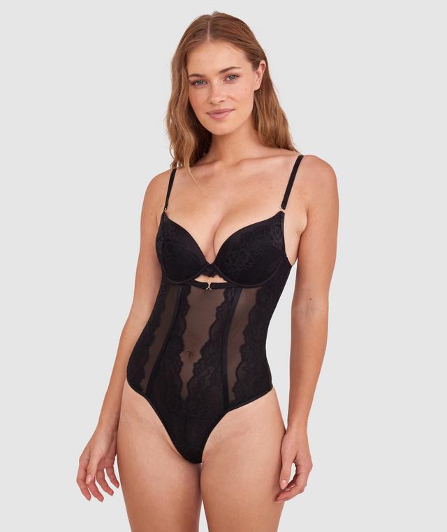 Sianie wears a size 10 B/C bra and size 10 underwear. She is 175cm tall and has measurements of 85cm bust a 66cm waist and 93cm hips.
