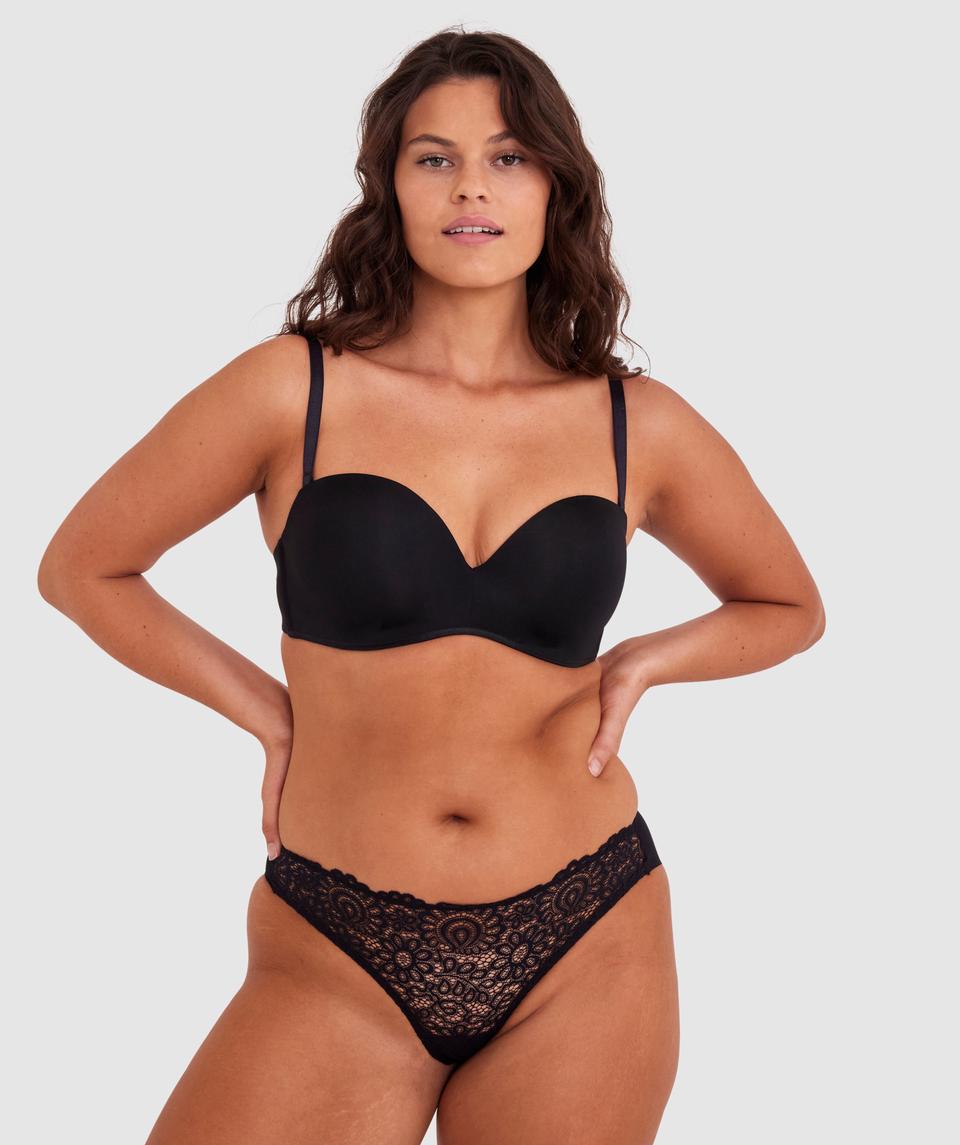 Jasmine is wearing a 12DD bra and size 12 underwear, with bust 96cm/38in, waist 77cm/30.5in, and hip 111cm/43.5in. She stands at 175cm/5'9in.