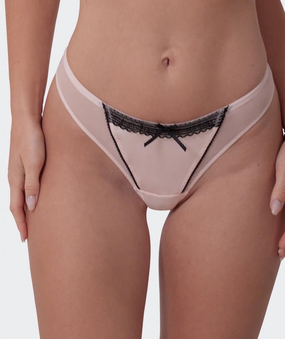 Sianie wears a size 10 B/C bra and size 10 underwear. She is 175cm tall and has measurements of 85cm bust a 66cm waist and 93cm hips.