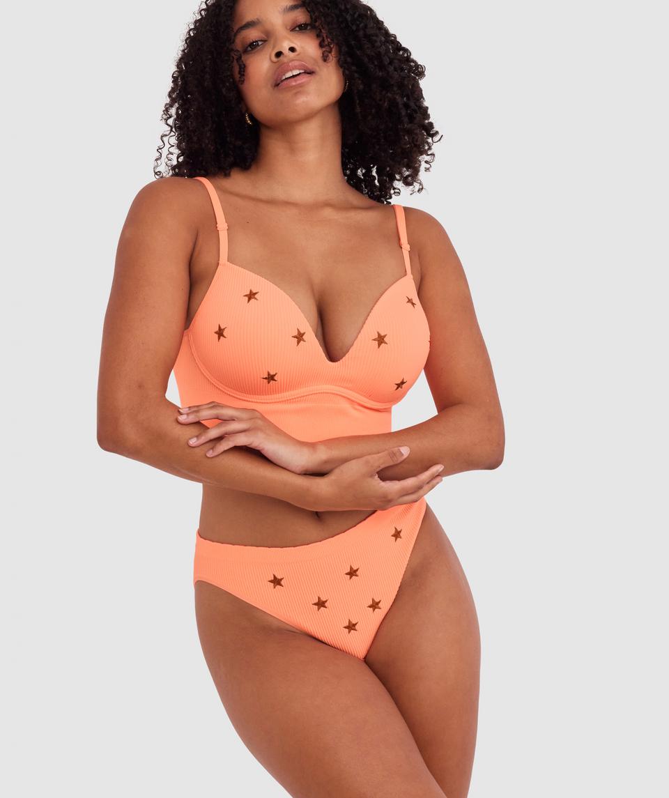 Cameron is wearing a 12DD bra and 12 underwear, with waist 72cm/28in, and hip 88cm/34.5in. She stands at 165cm/5'5in.