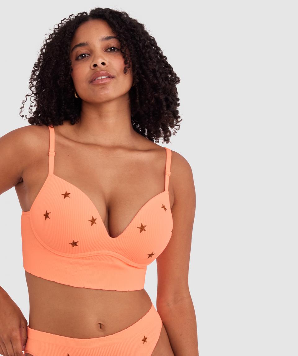 Cameron is wearing a 12DD bra and 12 underwear, with waist 72cm/28in, and hip 88cm/34.5in. She stands at 165cm/5'5in.