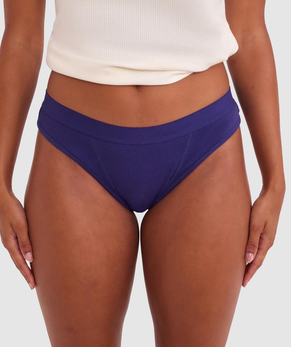 Cameron is wearing a 12DD bra and 12 underwear, with waist 72cm/28in, and hip 88cm/34.5in. She stands at 165cm/5'5in.