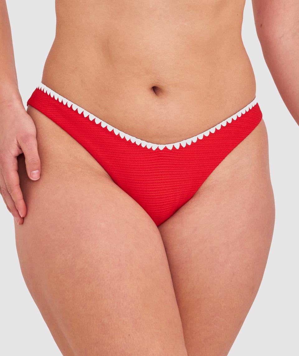 Zoe is wearing a 12DD/M top and 12/M bottom, with bust 98cm/38.5in, waist 85cm/33in, and hip 110cm/43in. She stands at 170cm/5'7".